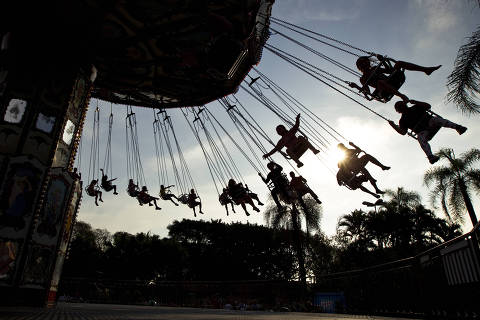 SÃO PAULO, SP, BRASIL, 27-07-2012, 17h00: Wave Swinger do Playcenter, parque de diversões, que fica na Marginal do Tietê, em São Paulo (SP). (Foto: Adriano Vizoni/Folhapress, COTIDIANO)