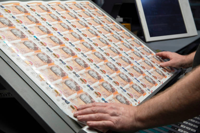 Máquina produz notas de libras com o rosto do rei Charles 3º