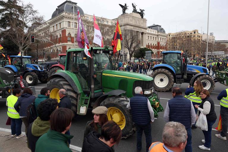 Agricultores protestam em frente ao Ministério da Agricultura, em Madri, contra a política agrícola europeia