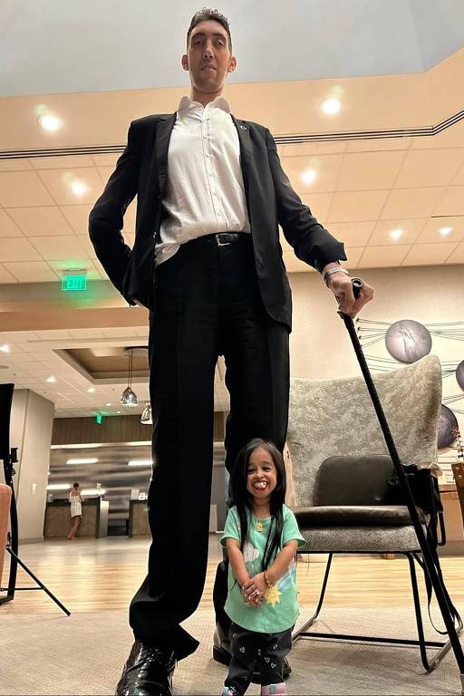 Turco Sultan Kösen, homem mais alto do mundo, se encontra com indiana Jyoti Amge,  a mulher mais baixa do mundo