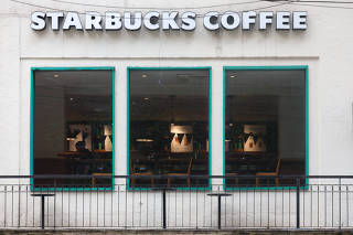 Fachada de loja da Starbucks fechada na alameda Santos, em São Paulo