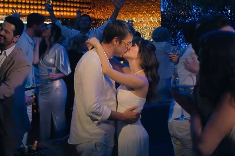 Sandy e Fábio Porchat se beijam em novo trailer de comédia romântica; assista