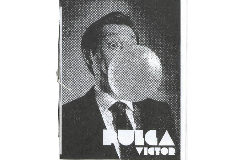 Cartaz com a imagem de um homem de terno, com olhos esbugalhados, fazendo uma bolha de chiclete. No canto inferior direito está escrito "Pulga Victor"