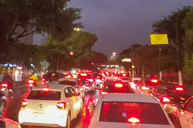 Com 1.065 km de lentidão, cidade de São Paulo tem pior trânsito do ano