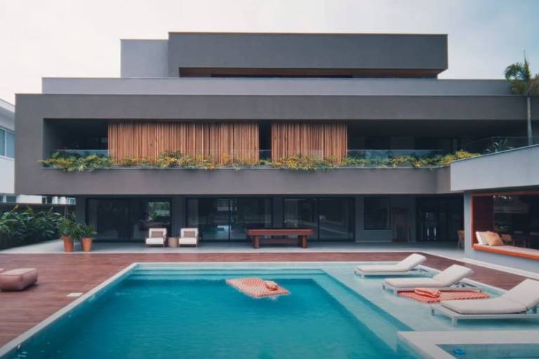Paolla Oliveira e Diogo Nogueira moram em mansão com santuário, piscina e espaço para festas; veja fotos