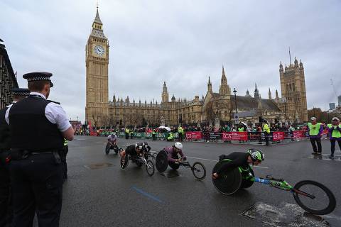 Competitors compete in the men's wheelchair race at the 2023 London Marathon in central London on April 23, 2023. (Photo by Susannah Ireland / AFP) / Restricted to editorial use - sponsorship of content subject to LMEL agreement.