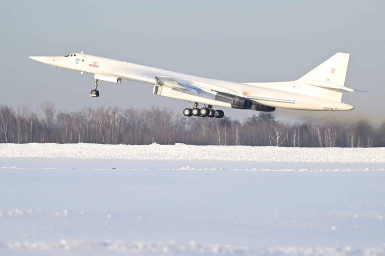 O Tu-160 com Putin decola da pista da fabricante em Kazan, na Rússia