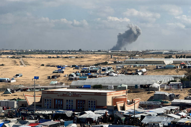 Foto tirada a partir de acampamentos palestinos em Rafah, no sul da Faixa de Gaza, mostra fumaça provocada por bombardeios israelenses em Khan Younis, mais ao norte