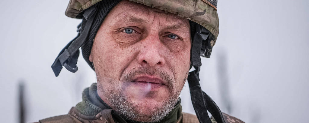 Soldado ucraniano conhecido pelo codinome Diak, 43, em posição perto de Bakhmut
