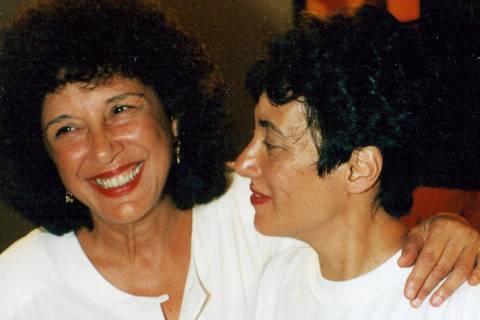 A poeta Neide Archanjo (à esq.) e a escritora e psicanalista Betty Milan no lançamento de 'O Clarão', livro da segunda, na Biblioteca Nacional, no Rio de Janeiro