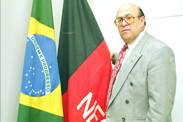 Ex-senador Ney Suassuna com bandeiras da Paraíba e do Brasil em seu gabinete no Senado em 2010