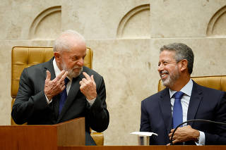 Lula conversa com o presidente da Câmara, Arthur Lira, durante cerimônia 
