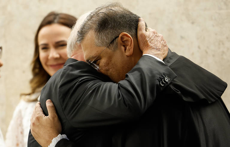 Flávio Dino toma posse como ministro do STF ao lado de Lula