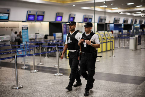 Airport security police walk while patrolling at the Aeroparque Jorge Newbery airport, during a one-day national strike, in Buenos Aires, Argentina, January 24, 2024. REUTERS/Agustin Marcarian ORG XMIT: LIVE