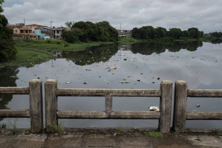 A coleta de esgoto cresceu no Brasil nas últimas décadas, de acordo com o Censo 2022, sendo que 75,7% da população têm acesso a esgotamento por meio de rede coletora, pluvial ou fossa séptica. Mas, os serviços ainda cobrem menos da metade dos habitantes do Norte do país, com 46,4%. Na imagem, Igarapé do Una, em Belém (PA), que recebe esgoto sem tratamento