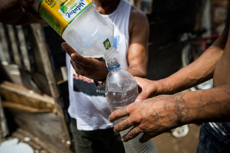 Ainda que a maior parte das casas conta com banheiros no interior da residência, em 2022, cerca de 2,4 milhões de pessoas dependiam de buracos ou sanitários simples em cômodos sem instalações para banho. Em 367 mil domicílios não havia nenhuma dessas estruturas, o que indica que 1,2 milhão de pessoas enfrentam riscos a saúde. Na imagem, moradores do Jardim Helena, em São Paulo, que recebem água potável , mas enfrentam sérios problema de saneamento