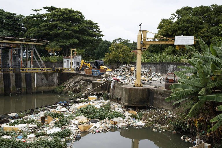 Dados do Censo 2022, mostram que 18,4 milhões de brasileiros não têm coleta de lixo, sendo que 7,9% dos habitantes disseram queimar o lixo no imóvel. O Maranhão é o pior estado nesse indicador, com 30% da população sem coleta. Na imagem, lixo amontoado em Belém (PA)