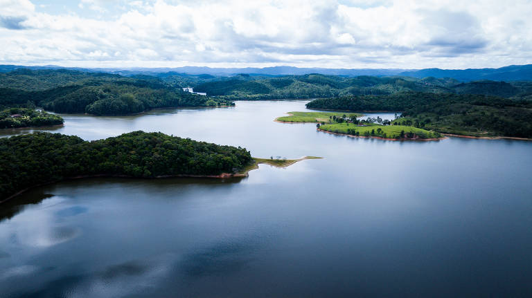Em três estados, menos da metade da população tinha acesso à rede geral de água como principal forma de abastecimento em 2022. São os casos de Amapá, Rondônia e Pará, todos na região Norte. Em 2022, a rede geral de distribuição era a principal forma de abastecimento de água para 82,9% dos brasileiros em domicílios permanentemente ocupados, o equivalente a 167,5 milhões de pessoas. Na imagem, represa Cachoeira do França, utilizada pela Sabesp para abastecimento da região metropolitana de São Paulo