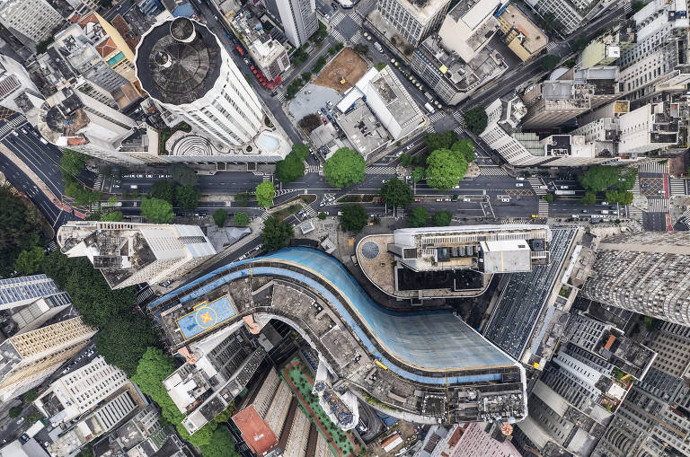 O levantamento do IBGE revela que mais pessoas estão vivendo em apartamentos, embora as casas ainda sejam predominantes no Brasil. A proporção de pessoas residentes em prédios saltou de 8,5% da população, em 2010, para 12,5%, em 2022. No ano 2000, eram 7,6% os que residiam nesse tipo de habitação. O fenômeno se concentra em poucas cidades. Só 49 dos 5.570 municípios do país possuem 25% ou mais da sua população morando em prédios. Na imagem, edifícios na região central de São Paulo.