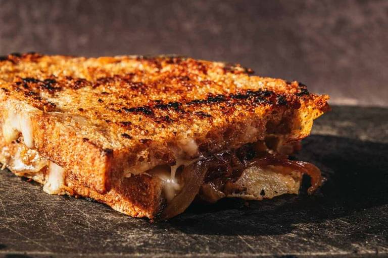 Veja receita de queijo quente puxa-puxa, cremoso e com pão tostado