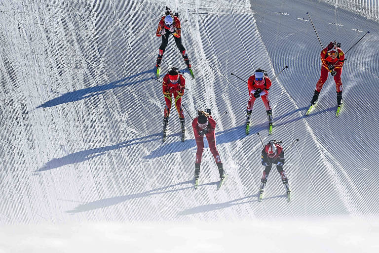 Esquiadoras competem durante a competição de biatlo na 14ª edição dos Jogos Nacionais de Inverno em Ulanqab, na China