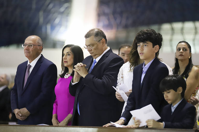 Missa de Dino tem Alckmin emprestando oferenda, Gilmar lendo a Bíblia e 'beija-mão' popular
