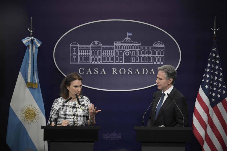 A chanceler da Argentina, Diana Mondino, ao lado do secretário de Estado americano, Antony Blinken, na Casa Rosada, em Buenos Aires