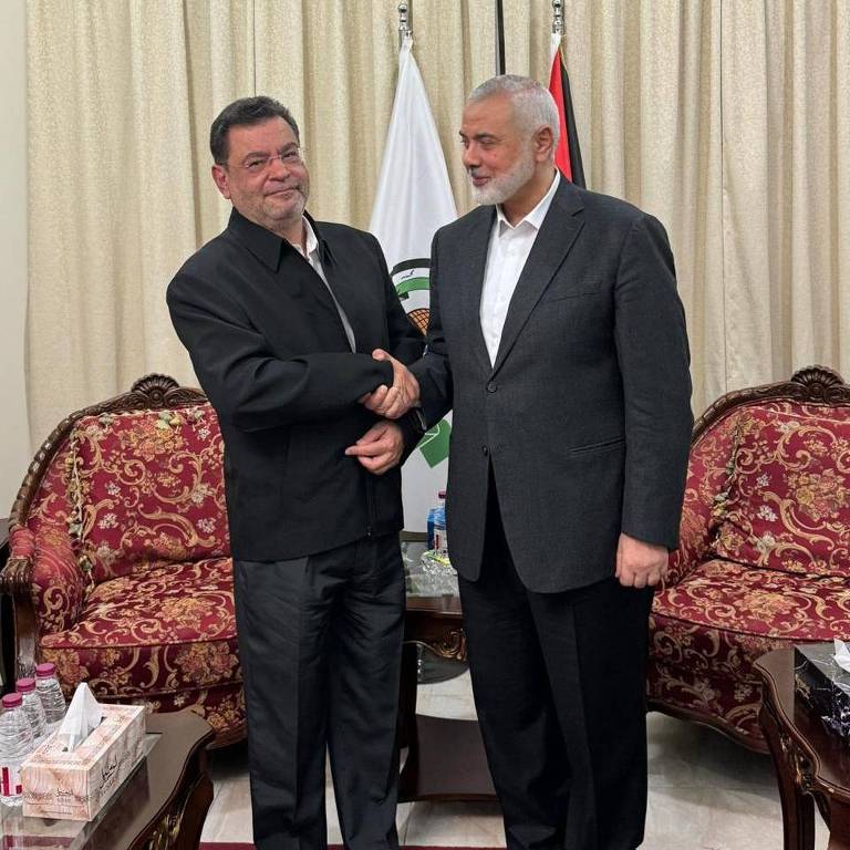 O presidente do PCO, Rui Pimenta (à esq.), em encontro com o líder do Hamas Ismail Haniyeh