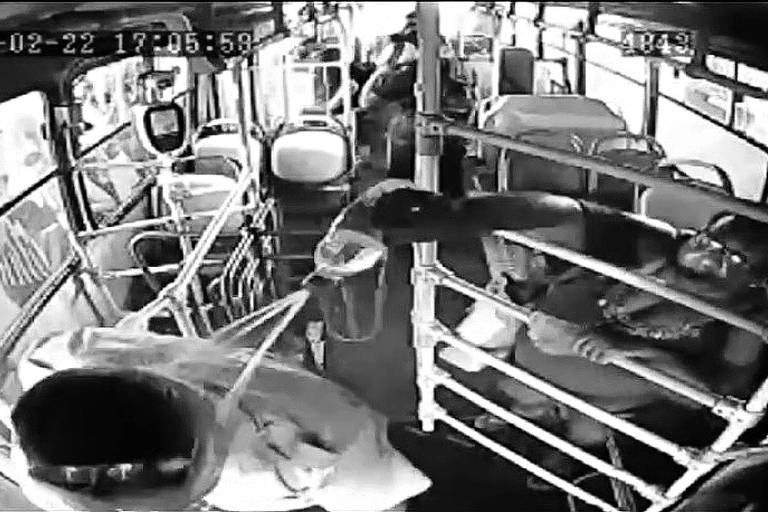 Professora tenta atear fogo em ex-marido dentro de ônibus e é presa em Campinas (SP)