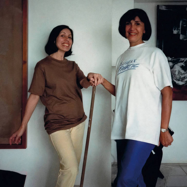 Iole de Freitas (esquerda) e Raquel Arnaud na exposição de Iole em 1992, na galeria