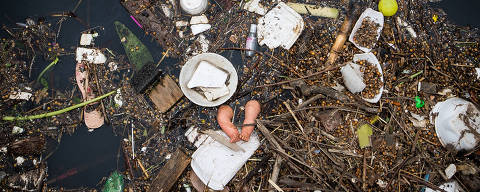 SAO PAULOS/ SP, BRASIL, 16.11.2023:  Agua suja  no corrego Itaim na  Vila Aymore, moradores enfrentam problemas de saneamento basico .  (Foto: Zanone Fraissat/Folhapress, MERCADO)***EXCLUSIVO****