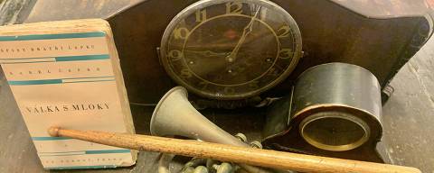 Relógios de mesa, um cornet americano, a baqueta de Lionel Hampton e a primeira edição, em tcheco, de A Guerra das Salamandras, de Karel Capek