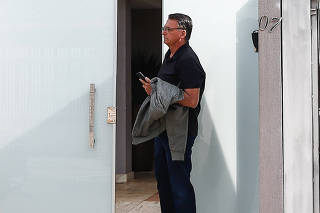 O ex-presidente Jair Bolsonaro deixa sua casa em Brasília horas antes de depor na PF 