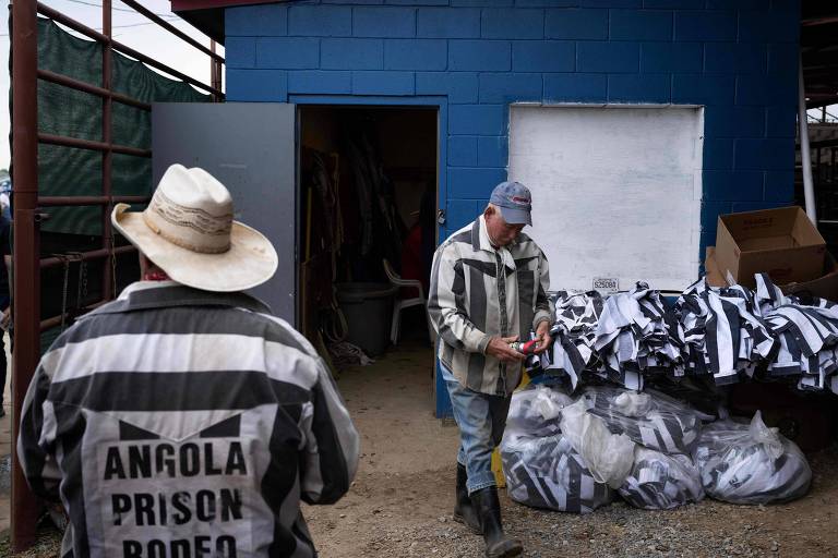 Detentos se preparam para competir no rodeio anual realizado na prisão Angola, como é conhecida a Penitenciária do Estado da Louisiana (EUA)