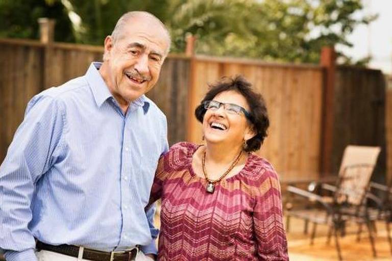Homem e mulher idosa riem