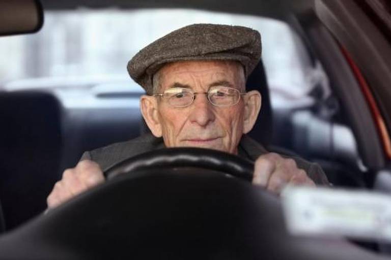 Homem idoso dirige carro