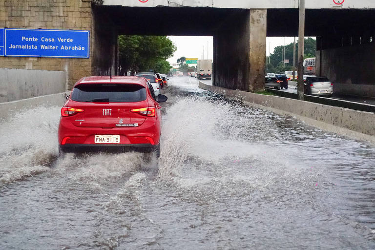 Chuva volta a provocar alagamentos na cidade de São Paulo