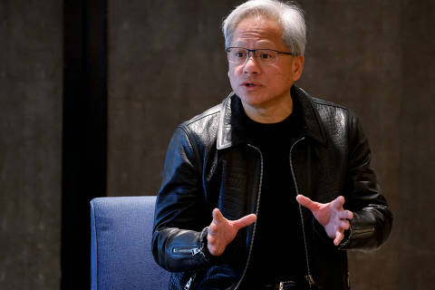 NVIDIA?s CEO Jensen Huang attends a media roundtable meeting in Singapore, December 6, 2023. REUTERS/Edgar Su ORG XMIT: PPPESU801