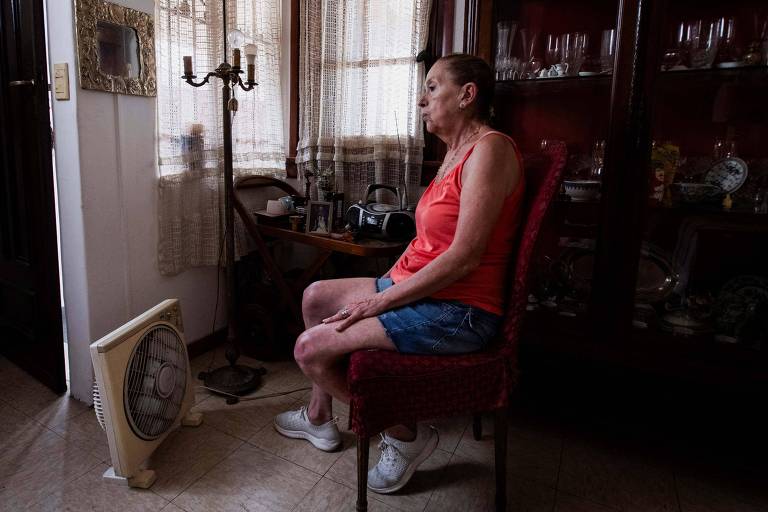 Uma idosa em sua casa em Buenos Aires
