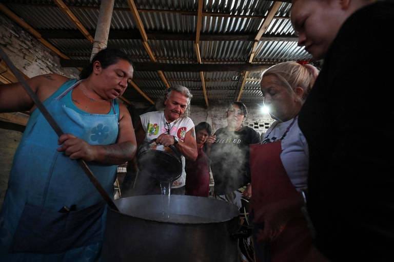 Mulheres cozinhando em um refeitório social em Villa Fiorito, Buenos Aires
