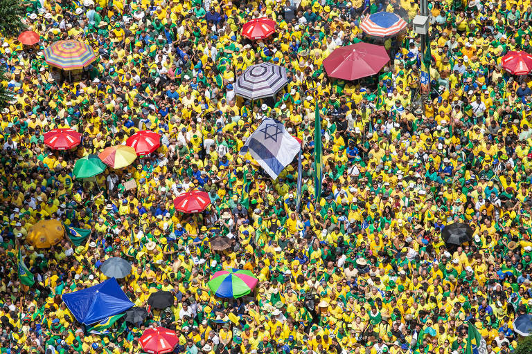 Apoiadores de Bolsonaro se aglomeram na avenida Paulista, em frente ao MASP, antes do inicio dos discursos de convidados e autoridades