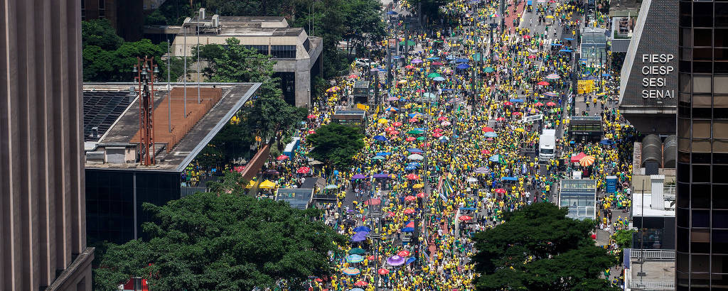 Ato a favor de Bolsonaro lota ao menos dois quarteirões da avenida Paulista

