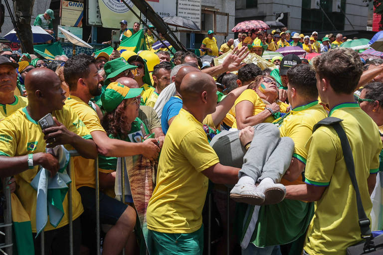 Apoiadores do ex-presidente Jair Bolsonaro (PL) passam mal durante ato convocado para este domingo (25) na avenida Paulista, em São Paulo.