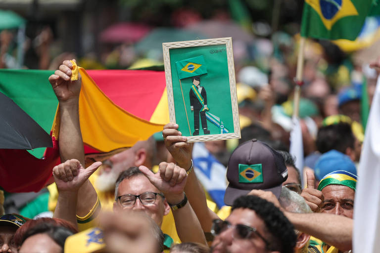 Simpatizantes de Jair Bolsonaro (PL) durante manifestação em apoio ao ex-presidente convocada para tarde deste domingo (25) na avenida Paulista, em São Paulo.