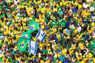 Ato Pro Bolsonaro na av Paulista.  Apoiadores de Bolsonaro exibem bandeiras do Brasil e Israel durante ato na  av Paulista