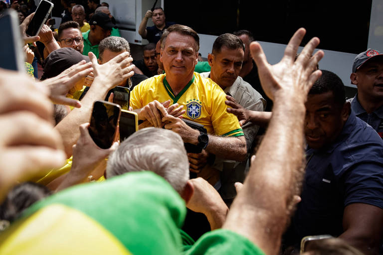 Jair Bolsonaro (PL) chega para a manifestação em seu apoio, convocada para este domingo (25) na avenida Paulista, em São Paulo; investigado pela Polícia Federal por tentativa de golpe de Estado, o ex-presidente pode ser preso se subir o tom em seu discurso ou incitar atos violentos.