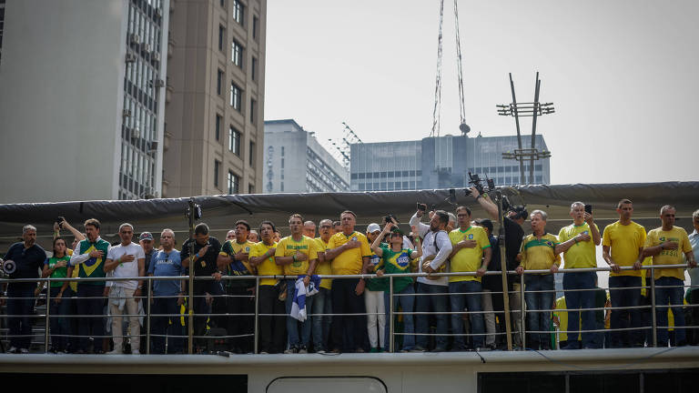 Bolsonaro durante ato na Avenida Paulista em defesa do ex-presidente, com a participação de Michelle Bolsonaro e e apoiadores; investigado pela Polícia Federal por tentativa de golpe de Estado, o ex-presidente pode ser preso se subir o tom em seu discurso ou incitar atos violentos.
