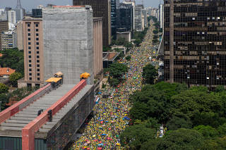 Ato Pro Bolsonaro na av Paulista.  Apoiadores de Bolsonaro se aglomeram na av Paulista