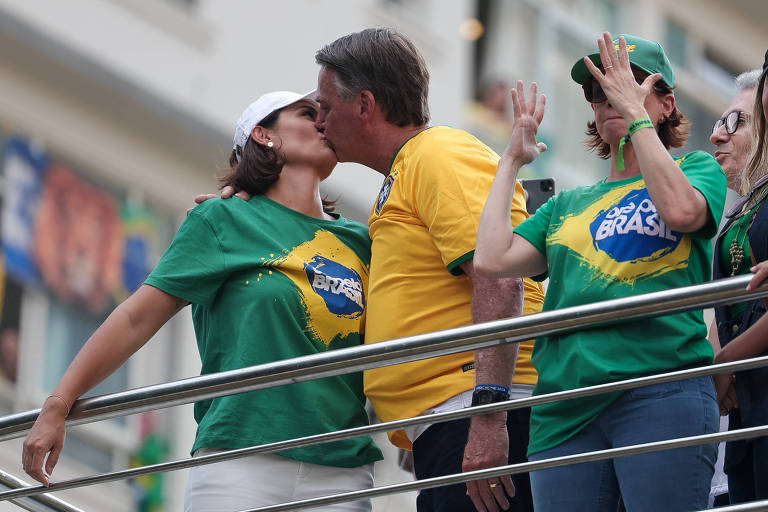 Jair Bolsonaro (PL) beija a esposa Michelle durante manifestação, convocada para este domingo (25) na avenida Paulista, em São Paulo.