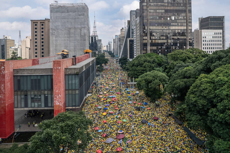 Veja imagens de ato chamado por Bolsonaro no domingo (25)